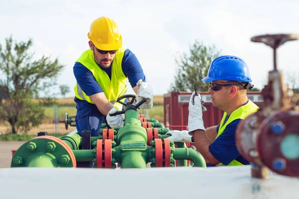 Twee Ingenieurs Die Werkzaam Zijn Binnen Olie Gasindustrie Raffinaderij — Stockfoto