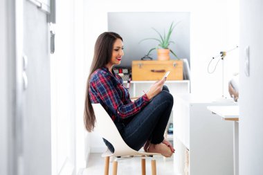 Telefonunu manifatura arkadaşlarıyla birlikte bakarak güzel mutlu kız.