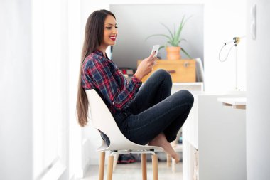 Onun odasına masada oturan, bir ara olan ve onun telefon arayan genç kız öğrenci