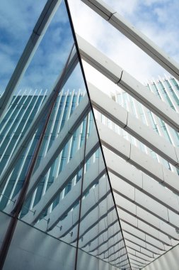 Cam tavan güzel bir mavi gökyüzü manzaralı