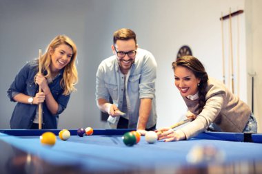 Üç iş arkadaşlarınızla kafe bilardo oynamak için işten sonra gittim..