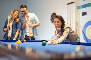 Uzun bir iş günü sonra oyun havuz çalmaya arkadaşları.