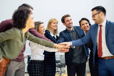 Takım karşılıklı Ceo için başarıyla tamamlanmış sunum sonrası.