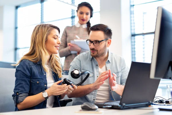 Zufriedenes Team Das Sein Fertiges Projekt Vor Dem Wichtigen Treffen — Stockfoto