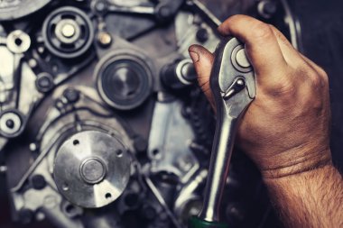 Eller bir anahtar ile bir araba motoru tamiri