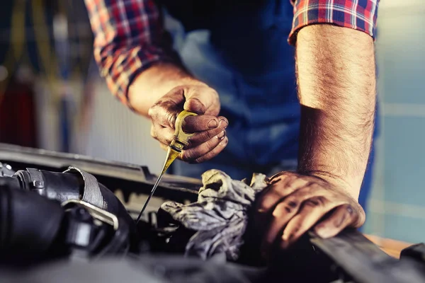 Mano Coche Mecánico Comprobar Aceite Del Motor Para Mantenimiento — Foto de Stock