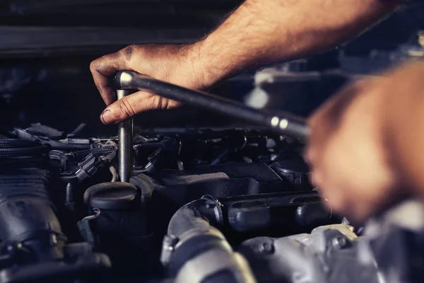 Mecánico Automóviles Trabajando Garaje Servicio Reparación —  Fotos de Stock