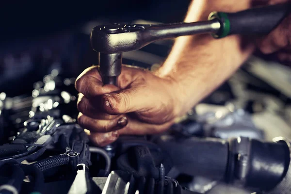 Ręce Mechanik Praca Warsztat Samochodowy — Zdjęcie stockowe