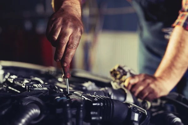 Trabajador Repara Coche Centro Reparación Automóviles —  Fotos de Stock