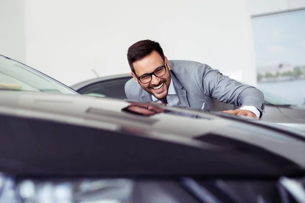 Jeune Homme Choisit Nouveau Véhicule Chez Concessionnaire Automobile — Photo