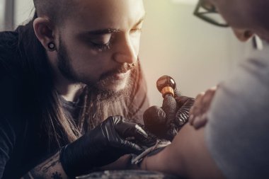 Dövmeci dövme studio yapma