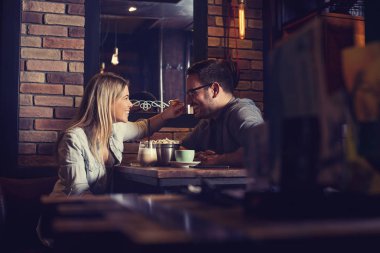Kafede romantik bir tarih güzel çift.