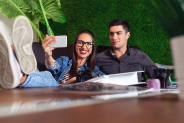 Bir selfie göreve iki genç mühendis.