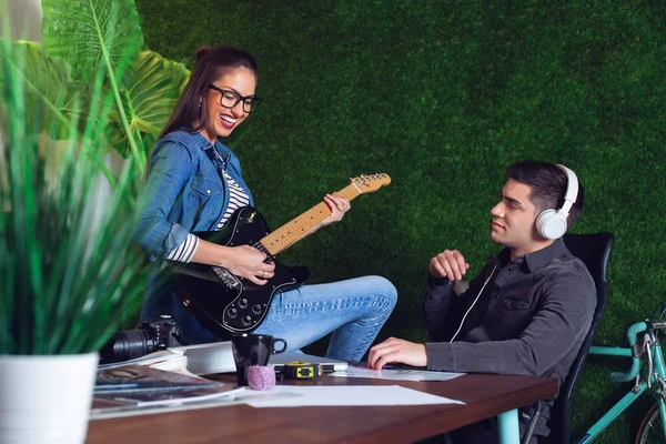 Couple Coworkers Enjoying Some Music Office Girl Playing Guitar — Stock Photo, Image