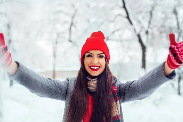 Dziewczyna Bierze Zabawny Zima Selfie — Zdjęcie stockowe