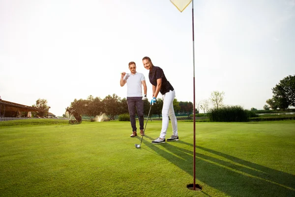 打高尔夫球的年轻夫妇 — 图库照片
