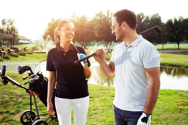 Casal Jogando Golfe Dia Ensolarado Imagem — Fotografia de Stock