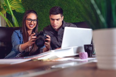 Kamerada fotoğraflarına bakmaktan ofis arkadaşları.