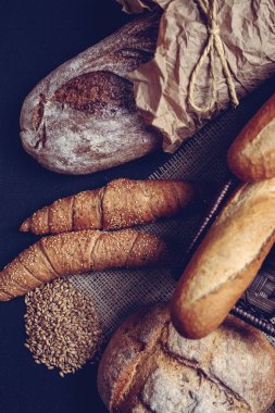 Geleneksel el yapımı ekmek ve hamur işleri.