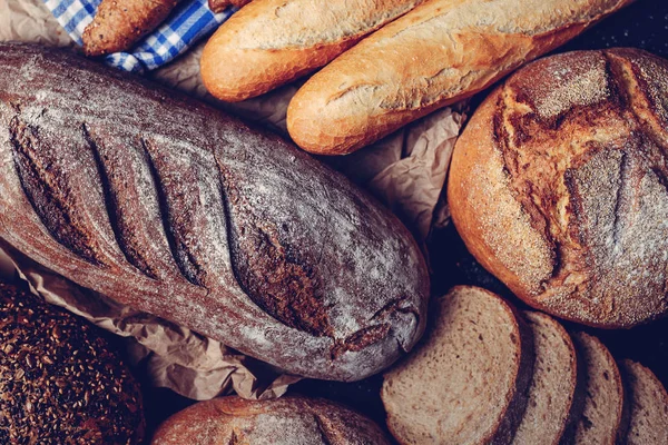 Pohled Shora Domácí Chléb Plátky Celozrnné Pečivo Bagetou — Stock fotografie