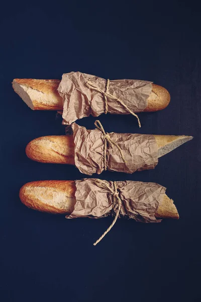 Baguette Francesi Carta Sfondo Legno Immagine — Foto Stock