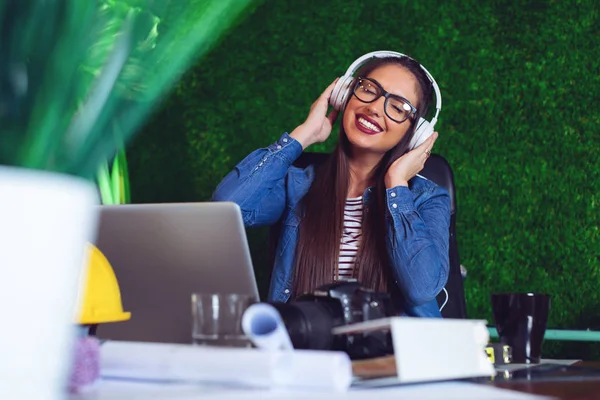 Jeune Belle Femme Affaires Écoutant Musique Dans Les Écouteurs Bureau — Photo