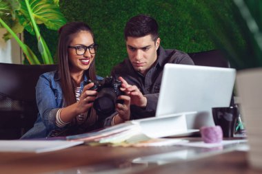 Office iş arkadaşları kamerada fotoğraflarına bakmaktan. -Görüntü