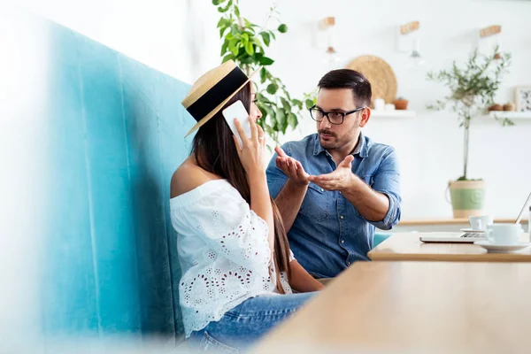 Çekici erkek arkadaşı ile rahatsız. -Görüntü