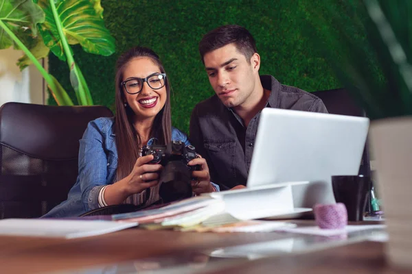 Office iş arkadaşları kamerada fotoğraflarına bakmaktan. -Görüntü