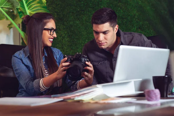 Office iş arkadaşları kamerada fotoğraflarına bakmaktan. -Görüntü