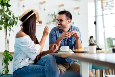 kafede masada oturmuş yemek zevk çift. 