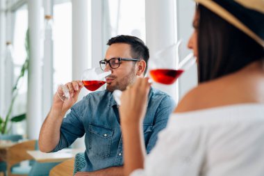 Mutlu çift romantik Tarih içki bardak kırmızı şarap Restoran. 