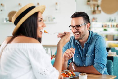 Çift kafeterya masada oturan öğle yemeği zevk. -Görüntü