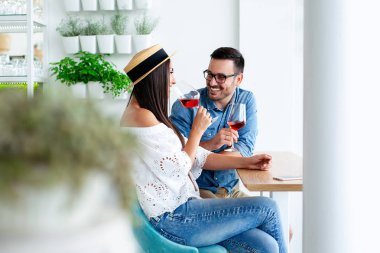 Çift romantik Tarih içki bardak kırmızı şarap Restoran. 