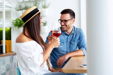 Çift romantik Tarih içki bardak kırmızı şarap Restoran. 