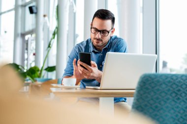 Bir kafede kahve içme sırasında rahat işadamı manifatura. 