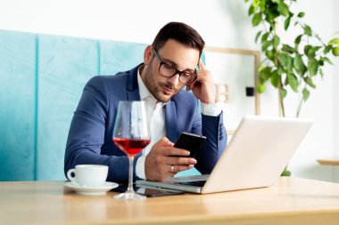 Bir kafede kahve içme sırasında rahat işadamı manifatura. -Görüntü