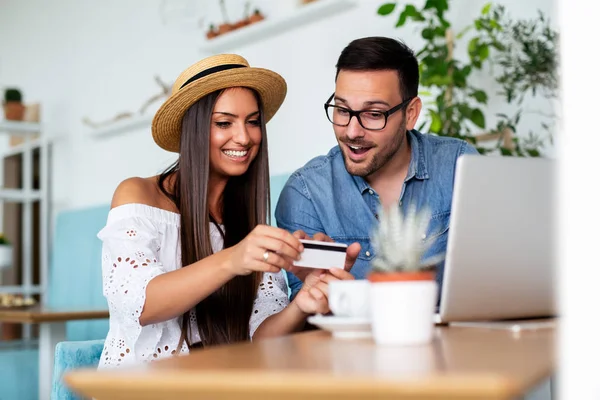 Young Couple Buying Online Credit Card Laptop Coffee Shop — Stock Photo, Image