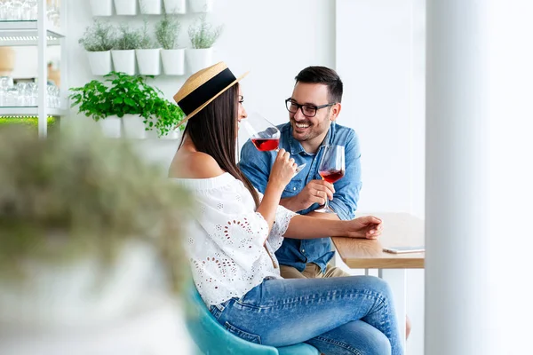 Çift romantik Tarih içki bardak kırmızı şarap Restoran. 