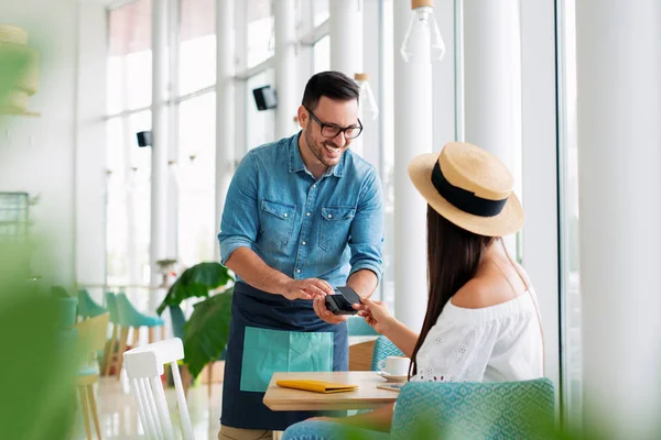 Mujer Joven Pagando Por Café Con Lector Tarjetas Crédito Imagen —  Fotos de Stock