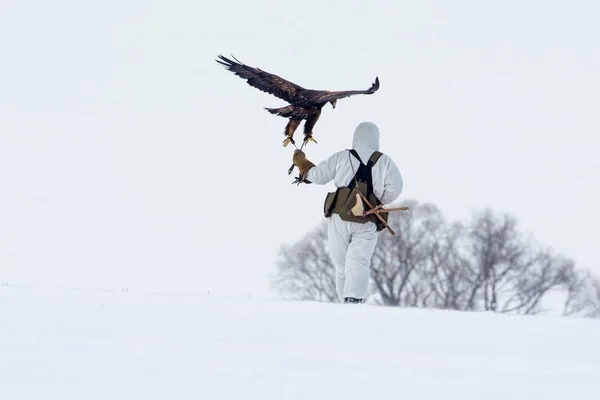 Hunter Met Golden Eagles Aan Kant Image — Stockfoto