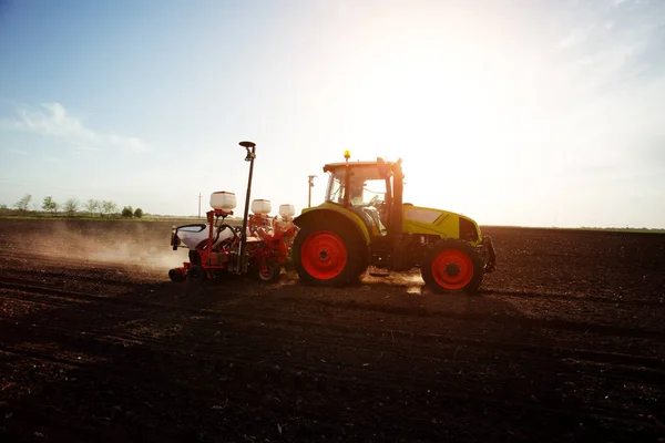 Landwirt Bei Der Aussaat Von Feldfrüchten Bild — Stockfoto