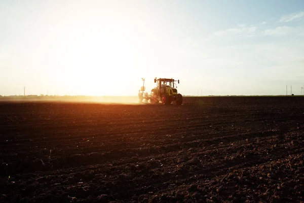 Landwirt Sät Getreide Auf Feld Mit Traktor Aus Bild — Stockfoto