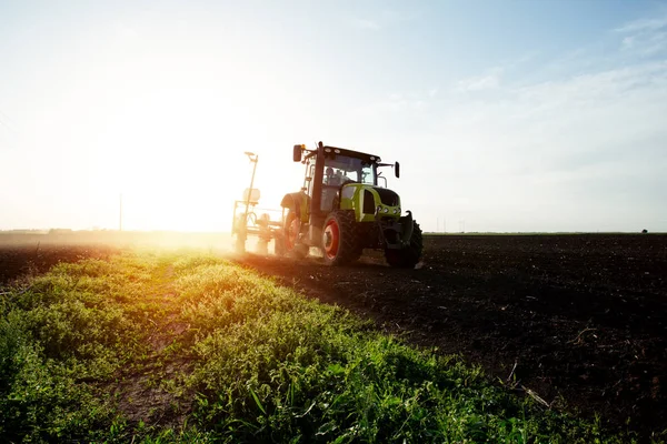 Landwirt Sät Getreide Auf Feld Mit Traktor Aus Bild — Stockfoto