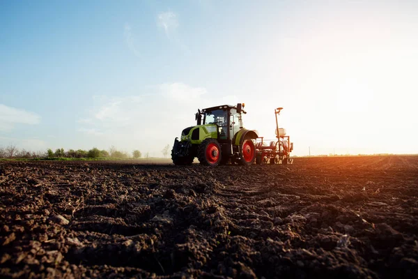 Agricultor Siembra Cultivos Campo Con Tractor Imagen —  Fotos de Stock