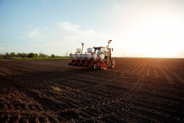 Landwirt Sät Getreide Auf Feld Mit Traktor Aus Bild — Stockfoto