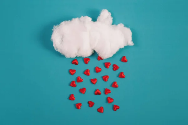 Concepto San Valentín Bola Algodón Nube Corazones Lluvia Rojo Sobre —  Fotos de Stock