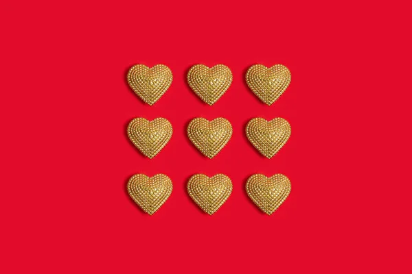 Altın Kalp Kırmızı Arka Plan Görüntü Üzerinde — Stok fotoğraf