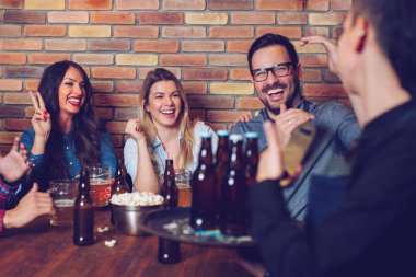 Bira bira bar restaurant - görüntü içme mutlu Grup