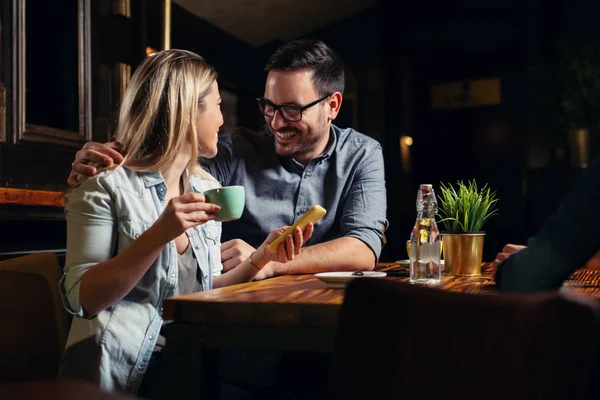 Hermosos Amigos Felices Disfrutando Café Tarde Imagen — Foto de Stock